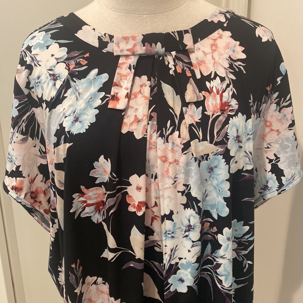 Karl Lagerfeld Paris short sleeve floral blouse 2X - Picture 3 of 7